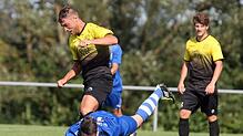 Im Sturzflug: Der Überauchener Manuel Tränkle (blaues Trikot) kommt zu Fall, während sich Jan Sakschewski vom SV Obereschach den Ball ...