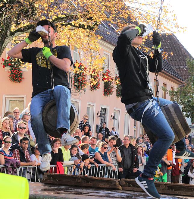 Den halben Liter Bier schnell zu trinken ist in der Hektik nicht einfach. Dabei wird auch mal gekleckert. Immer wieder wird ein Teil des ...