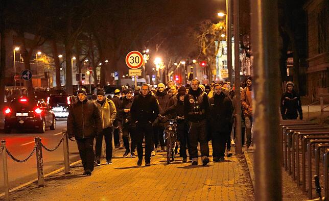 Beim „Spaziergang“ in Konstanz beteiligten sich 200 bis 250 Menschen. Die Impfgegner und Corona-Skeptiker machten sich vom ...