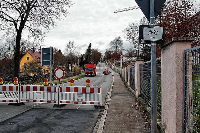 Die Arbeiten an der Villinger Straße haben am Montagmorgen begonnen. Der Fahrbahnbelag wird mit einer Maschine aufgeschnitten.