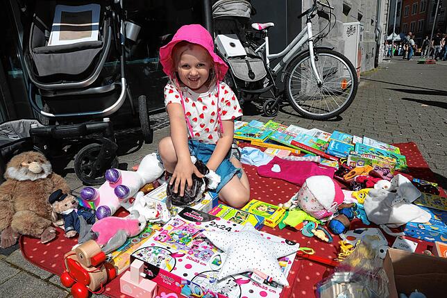 Bild 6: Konstanz: Auf zum Deutsch-Schweizer Flohmarkt! Diese Besucher und Verkäufer sind dabei