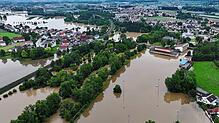 Die Aufnahme vom 2. Juni 2024 zeigt das Ausmaß des Hochwassers. Der Fluss Schussen überschwemmt Teile von Meckenbeuren.