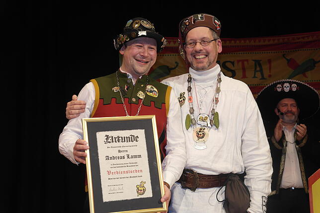 Auszeichnung für Klufterns Zunftmeister Andreas Lamm (links): Frank Spleiß, Vizepräsident des Alemannischen Narrenrings, überreichte ihm ...