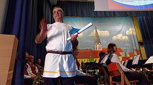 Michael Doser in historischem Gewand. Er zeichnet die Geschichte von Wolterdingen nach. Und auch Ortsvorsteherin Angela Giesin ist als ...
