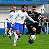 Niedereschachs Kapitän Marius Marte (links) im Duell mit dem Obereschacher Adrian Storz. Das Lokalderby endete mit einer Punkteteilung.