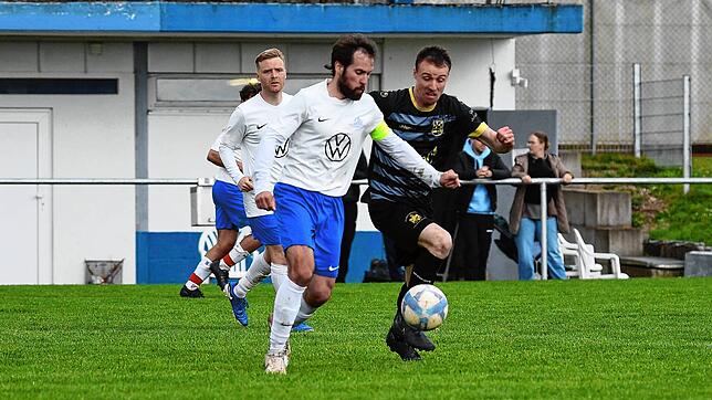 Niedereschachs Kapitän Marius Marte (links) im Duell mit dem Obereschacher Adrian Storz. Das Lokalderby endete mit einer Punkteteilung.