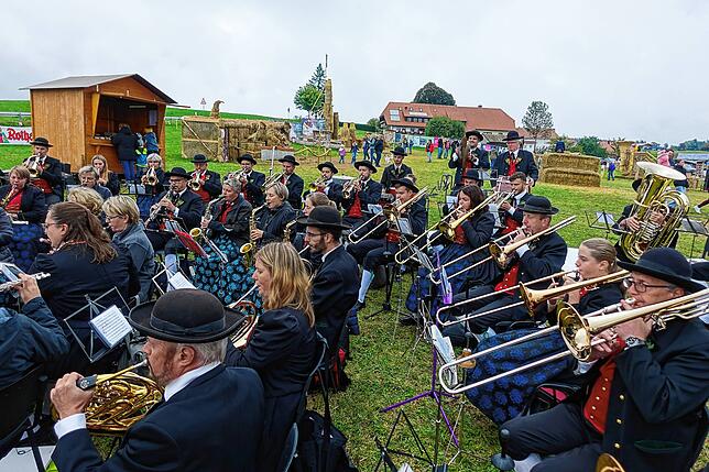 Die Trachtenkapelle Amrigschwand-Tiefenhäusern unterhielt die zahlreichen Musiker mit bester Blasmusik.