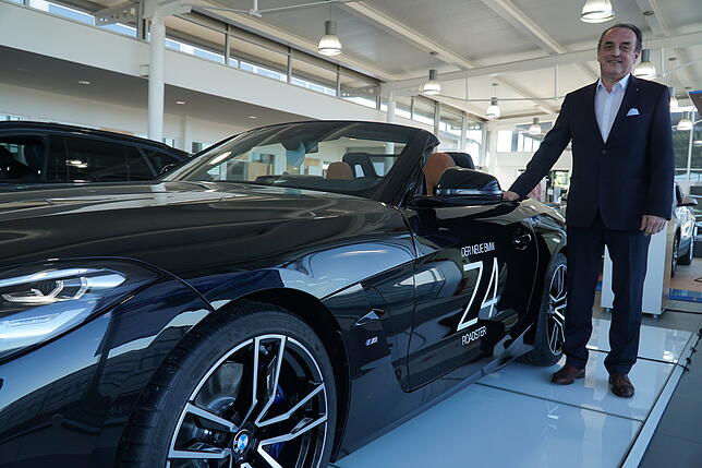 Niederlassungsleiter Erwin Koller präsentiert den nagelneuen BMW Z4 im Autohaus Auf Herdenen in VS.