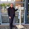 Manfred Weber, Bürgermeister der Gemeinde Küssaberg, vor dem Rathaus im Gemeindezentrum in Rheinheim mit dem Ständer, an dem ...