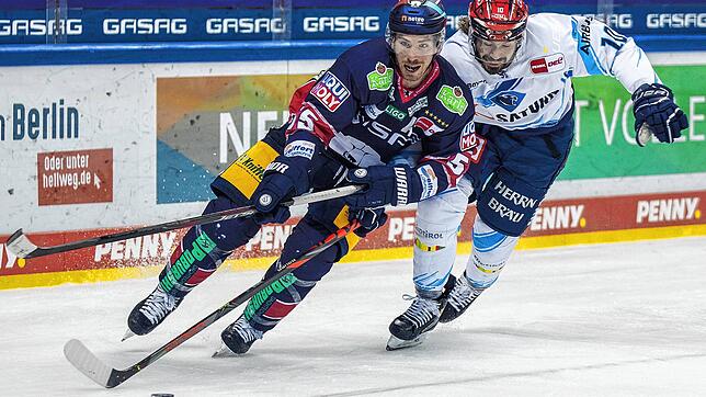 John Ramage (links) wurde vor wenigen Tagen mit den Eisbären Berlin deutscher Meister. Kommende Saison trägt der kanadische Verteidiger ...