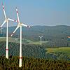 Windräder stehen in einem Waldstück beim Waldkirch. Bald könnten auch im Landkreis Waldshut und Lörrach weitere Anlagen dazu kommen. Das ...