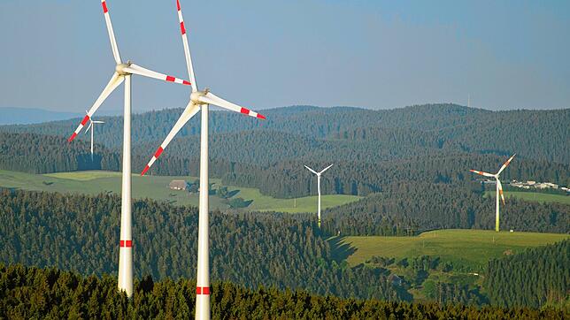 Windräder stehen in einem Waldstück beim Waldkirch. Bald könnten auch im Landkreis Waldshut und Lörrach weitere Anlagen dazu kommen. Das ...