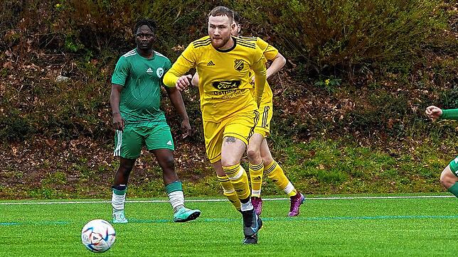 Starker Auftritt: Marvin Maier (Mitte) steuerte allein vier Tore zum 6:2-Sieg des SV Schwörstadt beim SV Nollingen bei.