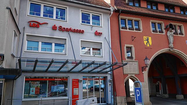 Die Corona-Krise hat auch die Sparkasse Hochschwarzwald erreicht. In allen Filialen werden Schutzmaßnahmen für Kunden und Personal ...