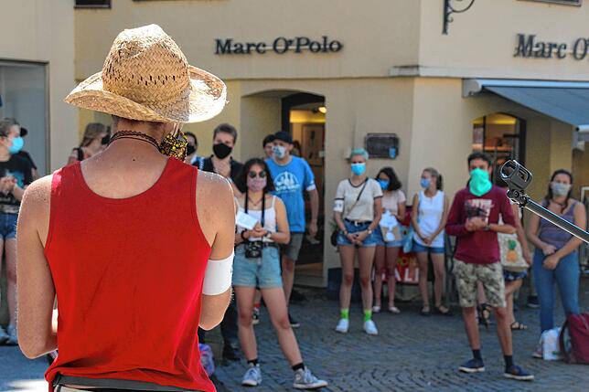 Die Teilnehmer hörten Hauke Lenk am Kaiserbrunnen zu, der in seiner Rede auf die aktuelle Problematik des Dannenröder Waldes aufmerksam ...