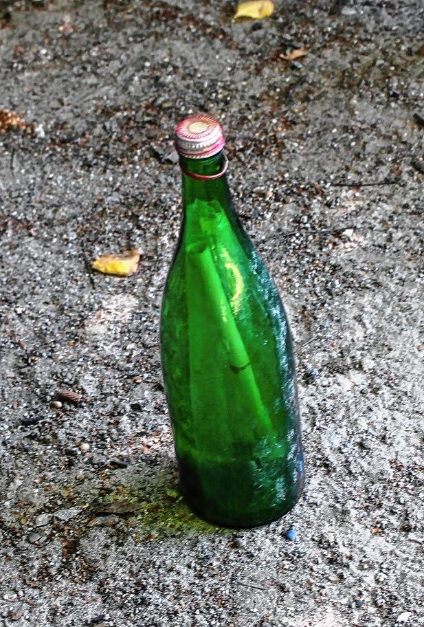 Die Flaschenpost: Etwas vergilbt aber unversehrt nach 44 Jahren im Rhein