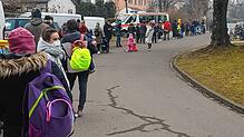 Hunderte Eltern mit Kindern warteten am Mittwochmorgen, 26. Januar, vor dem Konstanzer Klinikum, um einen PCR-Test machen zu lassen.