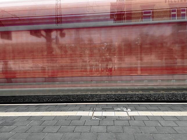 Die Schwarzwaldbahn fährt in den Bahnhof Villingen ein. Zwischen der Station in St. Georgen davor und Konstanz fährt die Bahn wieder ...