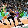 Casey Benson (am Ball) gehörte am Sonntag zu nur noch sechs verbliebenen Spielern bei der Partie der Wiha Panthers Schwenningen in ...