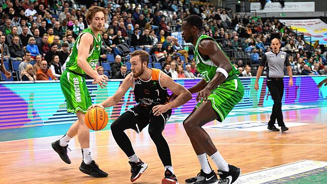 Casey Benson (am Ball) gehörte am Sonntag zu nur noch sechs verbliebenen Spielern bei der Partie der Wiha Panthers Schwenningen in ...