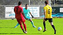Die erste Großchance hatte Walbertsweiler-Rengetsweiler, aber Fabian Roth (links) kann den Öhninger Keeper Dirk Weiermann nicht überwinden.