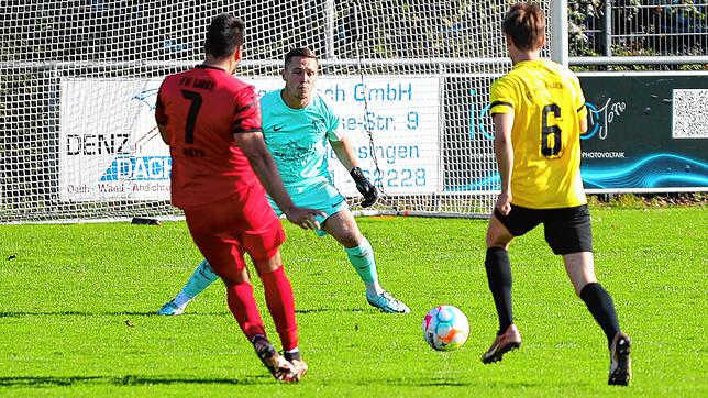 Die erste Großchance hatte Walbertsweiler-Rengetsweiler, aber Fabian Roth (links) kann den Öhninger Keeper Dirk Weiermann nicht überwinden.