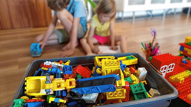 (Symbolbild) Eltern, deren Kinder in einer Konstanzer Kita betreut werden, sollen bald mehr Geld bezahlen. Zur Kasse gebeten werden vor ...