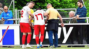 Bitterer Abgang: Keine Minute war Marco Lohr (Nr. 17) in der Partie beim VfB Waldshut auf dem Platz, als er sich – ohne gegnerische ...