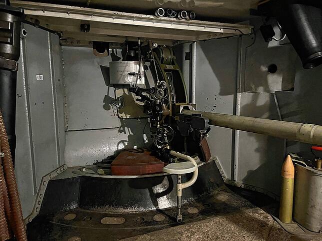 Im Inneren des Bunkers ist im Geschützstand noch ein Maschinengewehr zu finden.