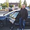 JJürgen Preiser aus Waldshut, hier vor seinem Tesla, bereut den Umstieg auf das Elektroauto nicht.