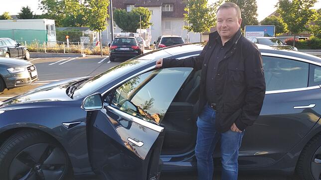 JJürgen Preiser aus Waldshut, hier vor seinem Tesla, bereut den Umstieg auf das Elektroauto nicht.