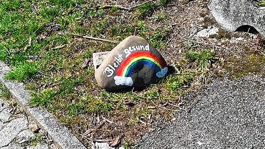 Der Wunsch im Görwihler Ortsteil Oberwihl ist eindeutig: &bdquo;Bleibt gesund&ldquo; steht auf diesem Stein.