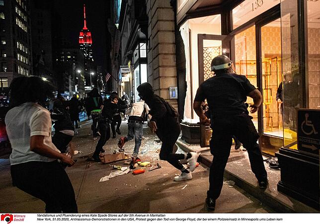 Ein Geschäft auf der 5th Avenue in Manhattan New York wird geplündert. Die Polizei muss hilflos zusehen.