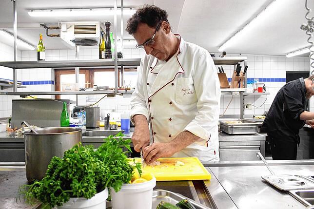 Andreas Liebich, Johanniterkreuz, bei der Arbeit in der Hotelküche (Archivbild). Mit Gutscheinen für das hauseigene Restaurant möchte er ...