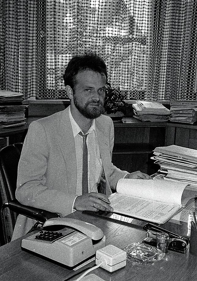 1989: Bernhard Volk an seinem neuen Schreibtisch