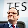 Jens Spahn (CDU), Bundesminister für Gesundheit bei der Eröffnung einer Corona-Teststelle in einem Bus in Berlin.