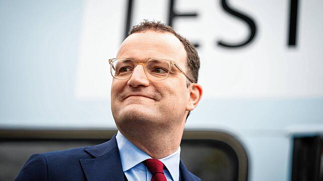 Jens Spahn (CDU), Bundesminister für Gesundheit bei der Eröffnung einer Corona-Teststelle in einem Bus in Berlin.