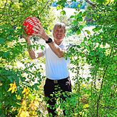 Kurt Hinz wirft aus dem Gebüsch am Fahrbahnrand einen Ball auf die Straße, die Kursteilnehmer sollen eine Vollbremsung machen.