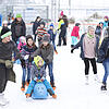 Reichlich Gebrauch machen die Eisläufer vom freien Eintritt auf der Blumberger Kunsteisbahn beim SÜDKURIER-Aktionstag. Bild: Roger Müller