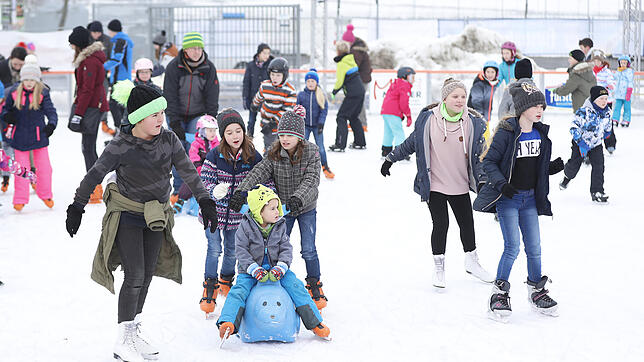 Reichlich Gebrauch machen die Eisläufer vom freien Eintritt auf der Blumberger Kunsteisbahn beim SÜDKURIER-Aktionstag. Bild: Roger Müller