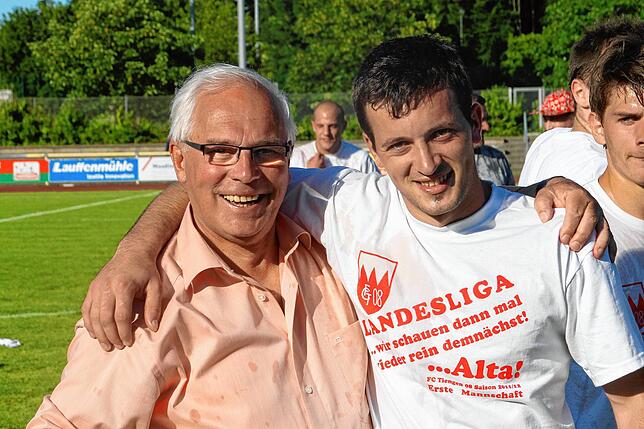 Geschenk: Präsident Wolfgang Hörr vom FC Tiengen 08 feierte just seinen 76. Geburtstag, als Nexhdet Gusturanaj und das Team gegen den ...