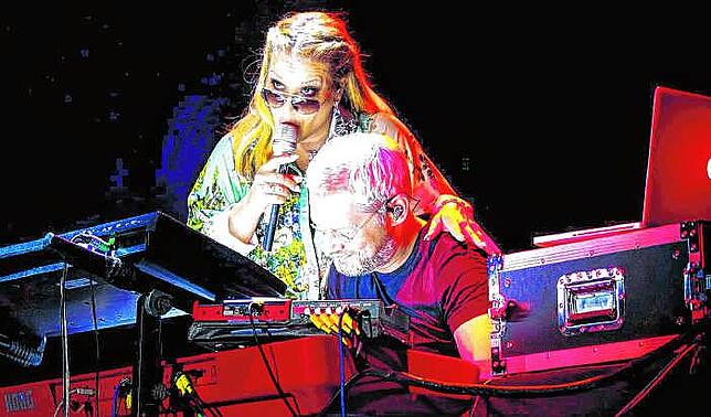 2015: Sängerin Anastacia legt Keyboarder Gary Sanctuary die Hand auf die Schulter. Sie singt so kraftvoll, dass eine ...
