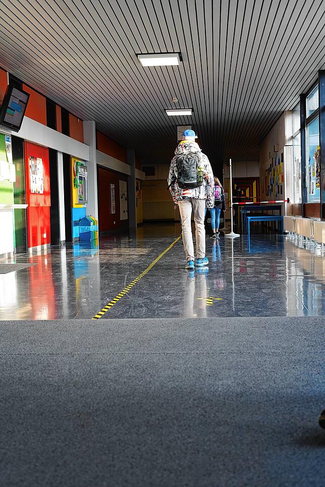 Rechts halten: Die Gänge im Friedrich-Wöhler-Gymnasium sind mit Markierungen versehen, damit die Schüler Abstand voneinander halten.