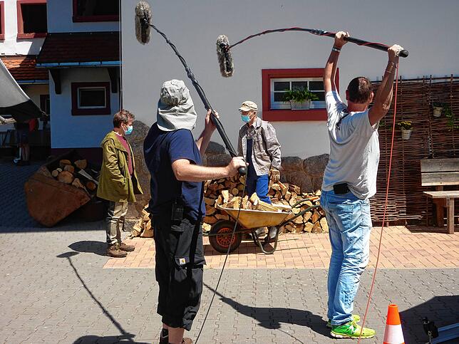 Mit Maske und Abstand: Sebastian Mirow als Bauer Riedle (hinten links) und Peter Schell als Karl Faller proben im Juli 2020 eine Szene ...