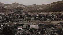Blick über das Enkendorf zu Beginn der 1930er-Jahre: im Vordergrund das Enkendörfer Storchehus mit seinen markanten Treppengiebeln.