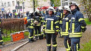 Die Rettungskräfte der Feuerwehr bereiten sich auf ihren Einsatz vor. Für die Frühjahrshauptprobe wird ein Brand im Dachgeschoss des ...
