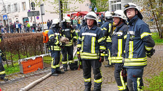 Die Rettungskräfte der Feuerwehr bereiten sich auf ihren Einsatz vor. Für die Frühjahrshauptprobe wird ein Brand im Dachgeschoss des ...