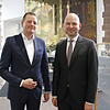 Blicken auf ein erfolgreiches Jahr zurück (von links): Andreas Weerth (Firmenkunden) und Anton Gereitzik (Privat- und Unternehmerkunden) ...