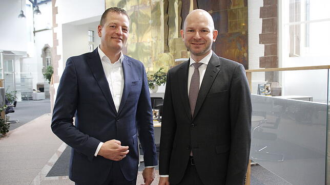 Blicken auf ein erfolgreiches Jahr zurück (von links): Andreas Weerth (Firmenkunden) und Anton Gereitzik (Privat- und Unternehmerkunden) ...