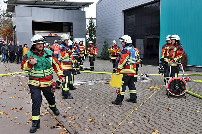 Zugführer Stefan Amann (links) koordieniert zu Beginn den Einsatz der eintreffenden Feuerwehr und Rettungskräfte.